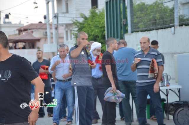 فيديو : المئات يؤدون صلاة عيد الأضحى والرئيس عادل بدير والأهالي يتصافحون ويهنئون ويعم السرور كل الحضور